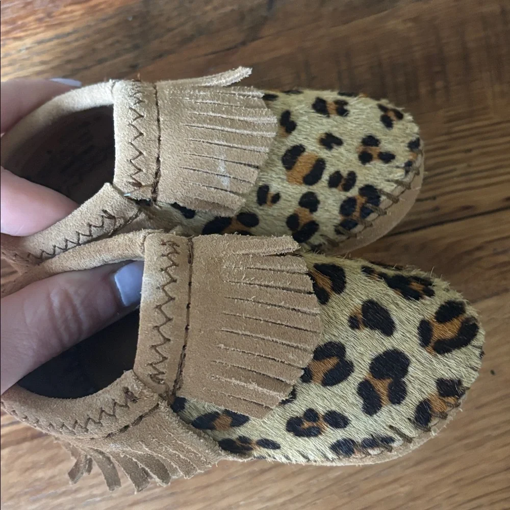 Minnetonka Baby/Toddler Leopard Print Fringe Moccasin - Tan size 4